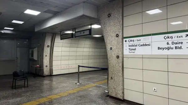 Taksim Metro İstasyonu girişinde kapatma duyurusu ve güvenlik önlemleri