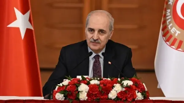 TBMM Başkanı Numan Kurtulmuş'un İSİPAB Konferansı'nda konuşma yaparken veya ikili görüşme gerçekleştirirken çekilmiş bir fotoğrafı.