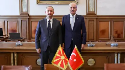 TBMM Başkanı Numan Kurtulmuş ve Kuzey Makedonya Meclis Başkanı Afrim Gaşi'nin Roma'da el sıkışırken çekilmiş fotoğrafı.