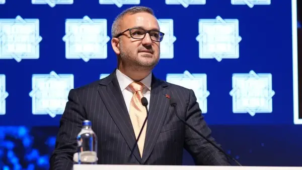 TCMB Başkanı Fatih Karahan'ın Uluslararası Ödemeler Bankası Konferansı'nda sunum yaparken çekilmiş fotoğrafı.