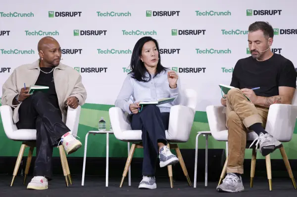 TechCrunch Startup Battlefield 2026 yarışması sahnesini gösteren fütüristik bir görsel