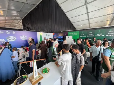 Şanlıurfa TEKNOFEST'te Yeşilay standında etkinliklere katılan çocuklar ve kalabalık