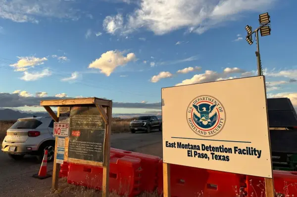 Camp East Montana göçmen gözaltı merkezinin girişi