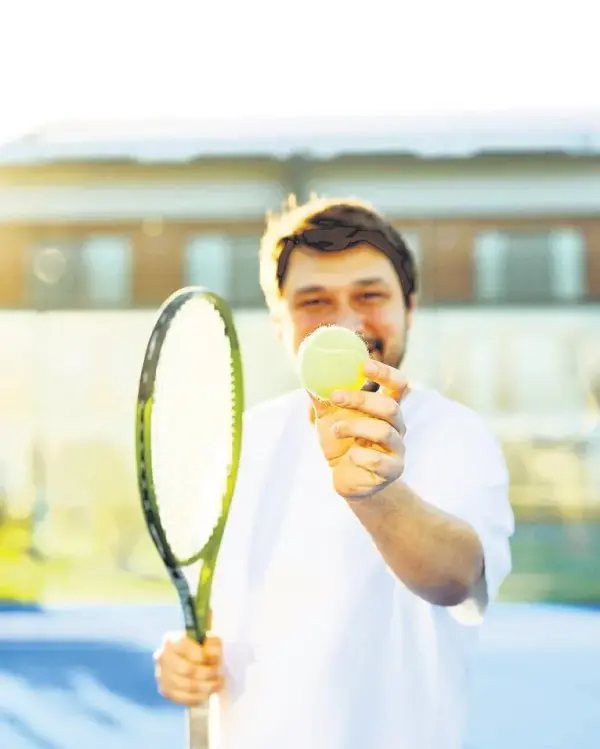 Dinamik bir tenis maçı sırasında kortta hareket halinde olan iki tenis oyuncusu