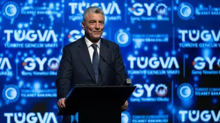 Ticaret Bakanı Ömer Bolat gençlere hitap ederken