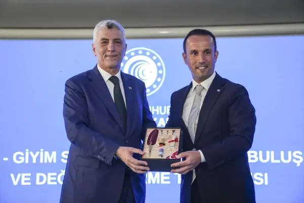 Ticaret Bakanı Ömer Bolat bir basın toplantısında konuşurken