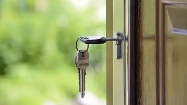 Ticaret Bakanlığı'nın devre tatil ve devre mülk uyarılarını temsil eden, tüketiciyi koruyan kalkanlar ve yasal semboller içeren dijital sanat eseri.