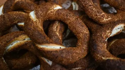İstanbul'da simit tezgahında yeni fiyat etiketleri ve Ticaret Bakanlığı denetimi