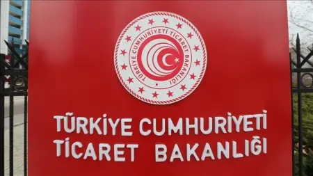 Türkiye haritası üzerinde yükselen ihracat grafikleri ve ticaret bakanlığı logosu