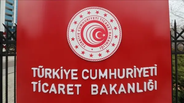 Türkiye haritası üzerinde yükselen ihracat grafikleri ve ticaret bakanlığı logosu