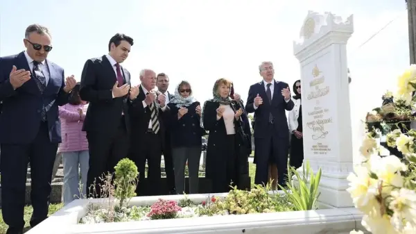 TİKA Başkanı Serdar Çam, Paris'te Osmanlı Hanedanı kabirlerini ziyaret ediyor.