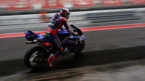 Toprak Razgatlıoğlu motosiklet yarışı sırasında