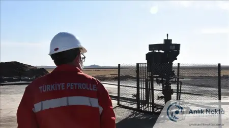 TPAO logosu önünde petrol sondaj kulesi ve boru hattı görseli