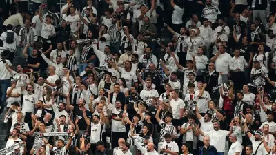 Trabzonspor ve Beşiktaş taraftarlarının stadyuma girişini gösteren fotoğraf