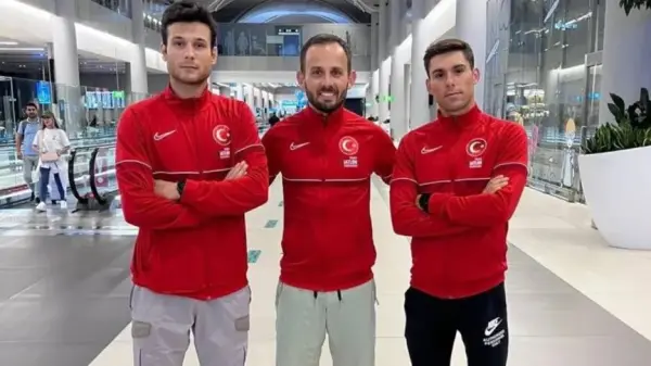 Milli triatlon sporcuları Gültigin Er ve Enes Kızılcık yarışıyor.