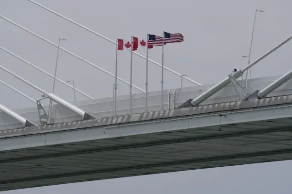 Detroit Nehri üzerinde inşa halindeki Gordie Howe Uluslararası Köprüsü'nün profesyonel fotoğrafı.