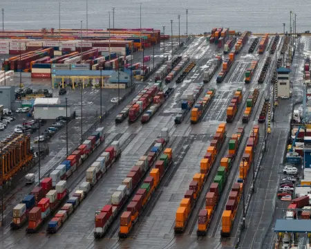 Tacoma Limanı'nda konteynerler, ABD-Meksika-Kanada Anlaşması'nın (USMCA) geleceğine dair belirsizliği yansıtıyor.