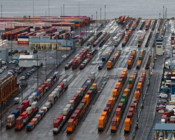Tacoma Limanı'nda konteynerler, ABD-Meksika-Kanada Anlaşması'nın (USMCA) geleceğine dair belirsizliği yansıtıyor.