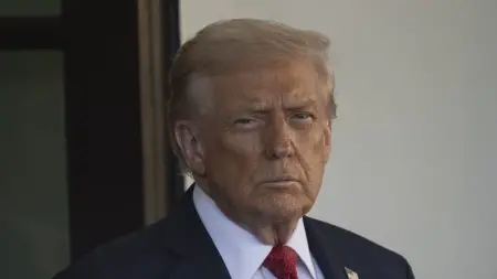 ABD Başkanı Donald Trump, Beyaz Saray'da basın mensuplarına açıklamalarda bulunuyor.