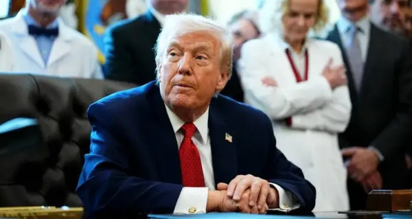 ABD Başkanı Donald Trump telefonla konuşurken