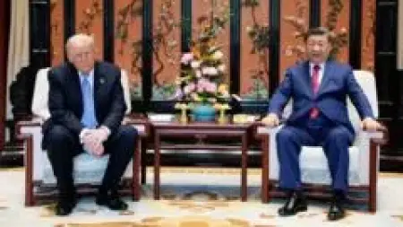 ABD Başkanı Donald Trump ve Çin Devlet Başkanı Xi Jinping el sıkışıyor