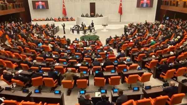 Türk ve Somali yetkilileri askeri iş birliği anlaşmasını imzalarken