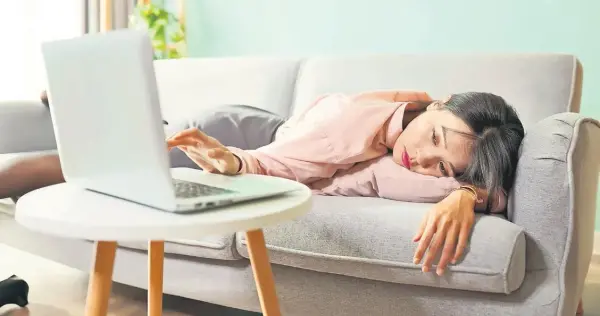 Doğada meditasyon yapan bir kişi, zihinsel dinginlik ve doğayla uyumu temsil ediyor.