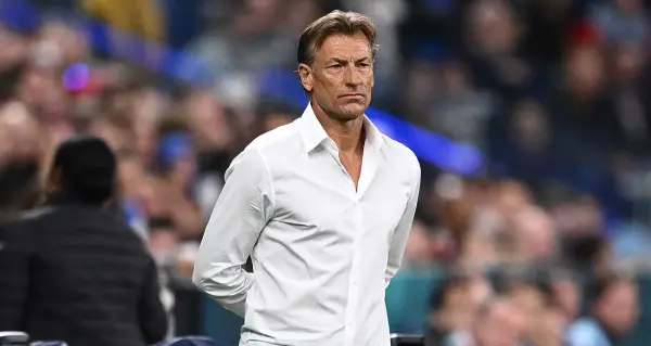 Herve Renard, Tunus Milli Takımı'nın yeni teknik direktörü olarak basına poz verirken