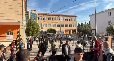 Turgutlu'da okul önünde meydana gelen silahlı saldırı sonrası olay yeri inceleme ve sağlık ekipleri.
