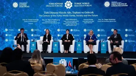 Türk Dünyası Diyalog Forumu'ndan bir panel görüntüsü, konuşmacılar ve dinleyiciler