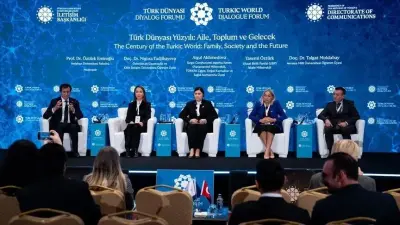 Türk Dünyası Diyalog Forumu'ndan bir panel görüntüsü, konuşmacılar ve dinleyiciler