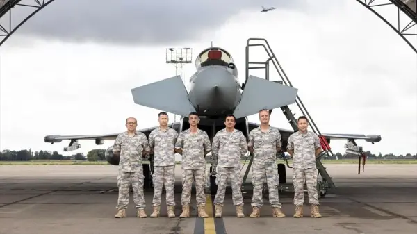 Türk Hava Kuvvetleri heyeti İngiltere'deki Eurofighter bakım tesislerini incelerken