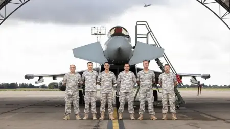 Türk Hava Kuvvetleri heyeti İngiltere'deki Eurofighter bakım tesislerini incelerken