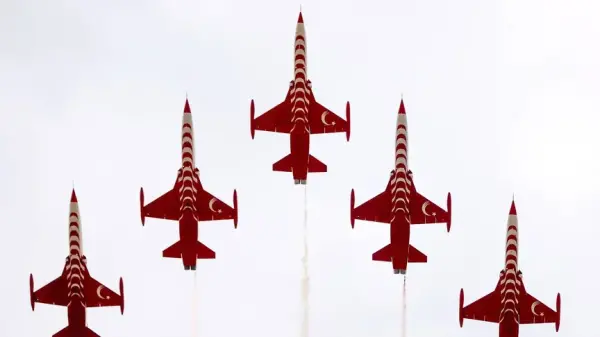 Türk Yıldızları'nın Malatya semalarında gösteri uçuşu