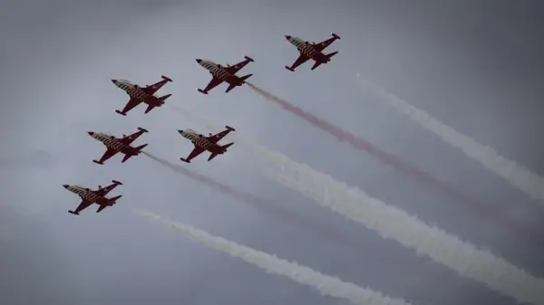 Türk Yıldızları'nın Malatya semalarındaki akrobasi gösterisi