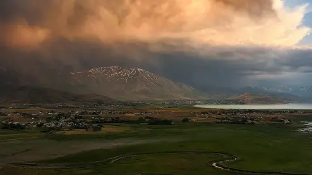 Türkiye'de yaşanan meteorolojik afetler sonrası sel sularıyla kaplı bir cadde
