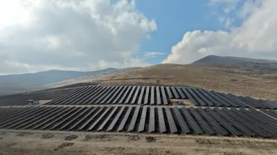 Türkiye'de Güneş Enerjisi Üretiminde Yıllık Rekor Tazelendi: Ulusal Şebekede Yeni Dönüm Noktası