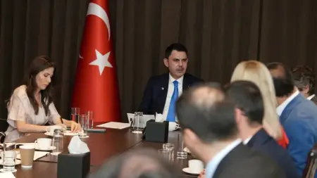 Çevre, Şehircilik ve İklim Değişikliği Bakanı Murat Kurum, Londra'da bir konferansta konuşurken.