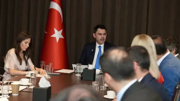 Çevre, Şehircilik ve İklim Değişikliği Bakanı Murat Kurum, Londra'da bir konferansta konuşurken.