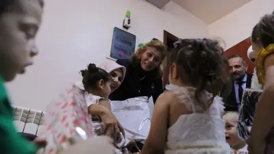 Türkiye ve Suriye bakanlarının çocuk teslim töreninde bir araya gelişi