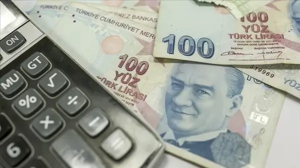 TÜİK'in açıkladığı Mayıs 2026 ciro endekslerini gösteren grafikler ve iş dünyası figürleri