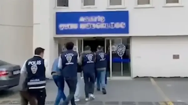 Polis ekiplerinin dolandırıcılık ve kara para aklama operasyonunda delil toplarken çekilmiş gerçekçi bir fotoğrafı.