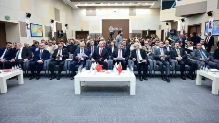 Türkiye ve KKTC bayrakları yan yana ve ekonomik grafikler