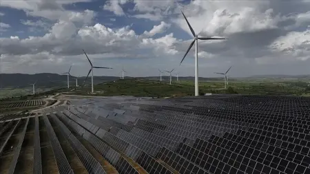 Türkiye'nin enerji dönüşümünü gösteren grafik, yenilenebilir enerji kaynaklarının artışını vurguluyor.