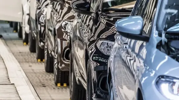 Türkiye otomotiv pazarının ilk yarıdaki daralmasını gösteren bir otomobil galerisi görüntüsü