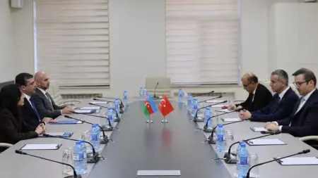Türkiye ve Azerbaycan yetkililerinin medya işbirliği görüşmesinden bir kare