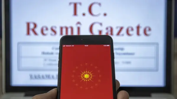 Türk ve Suudi Arabistan bayrakları önünde tokalaşan yetkililer