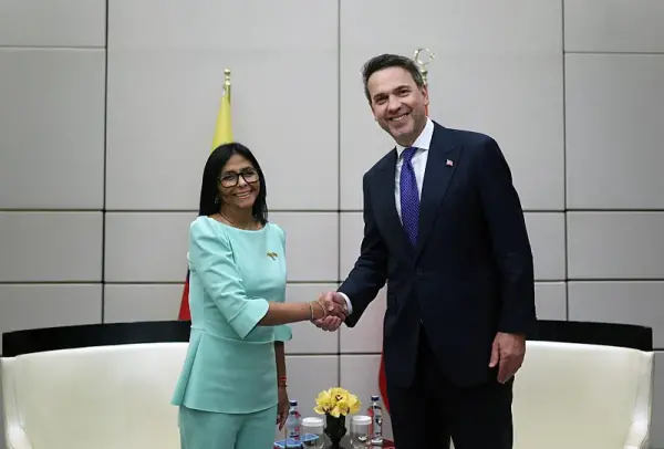 Enerji ve Tabii Kaynaklar Bakanı Alparslan Bayraktar ve Venezuela Geçici Devlet Başkanı Delcy Rodriguez'in İstanbul'daki görüşmesinden bir kare.