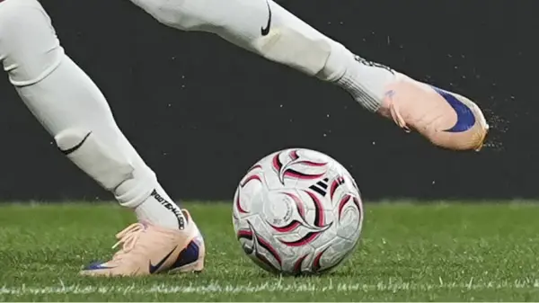UEFA Konferans Ligi maçında mücadele eden futbolcular