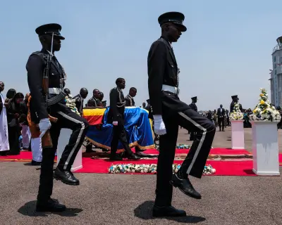 Uganda'daki Tooro Krallığı'nın merhum kralı Oyo Nyimba Kabamba Iguru Rukidi IV'ün cenaze töreni sırasında yaşanan veraset tartışması.